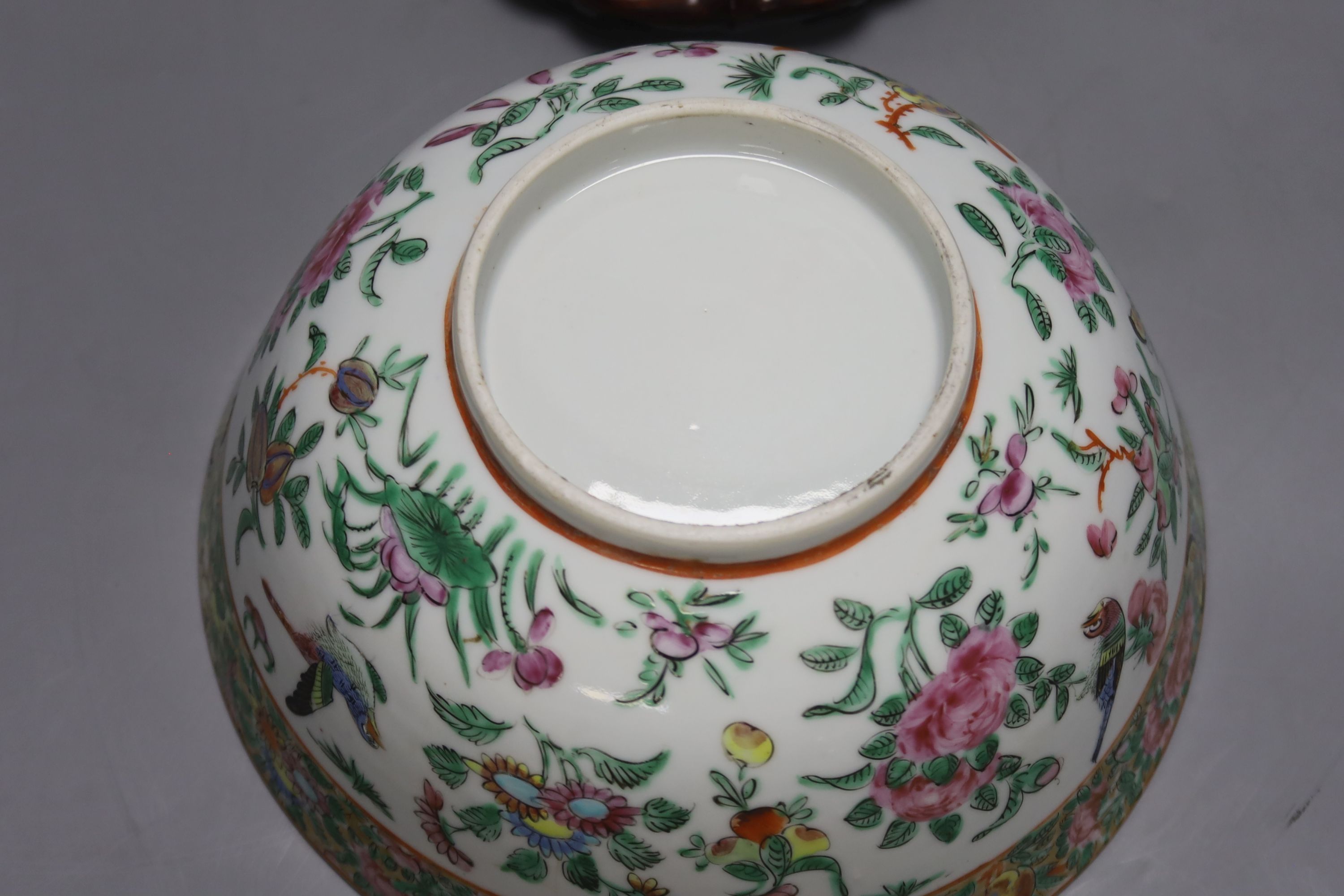 A Chinese circular famille rose bowl, a rectangular landscape-decorated planter and a pair of small bowls and covers, largest 24cm Dia 23cm (bowl)